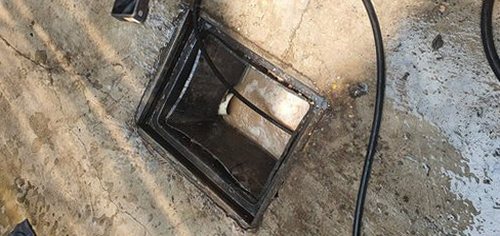 기흥구 하수구막힘 점검과 세척 후 배수 흐름을 다시 확인하는 장면