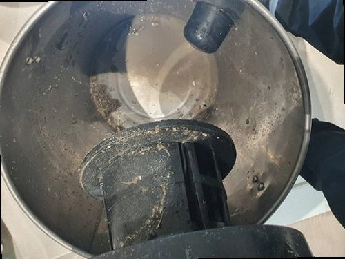기흥구 신갈동 하수구막힘 배수 트랩을 점검하고 내부 이물질을 확인하는 과정