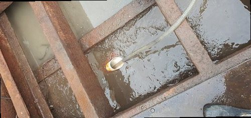 기흥구 농서동 하수구막힘 배수구 주변 상태와 내부 오염 여부를 확인하는 모습