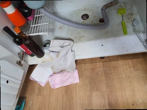 기흥구 하수구막힘 배수구 주변 수위와 이물질 상태를 확인하는 모습